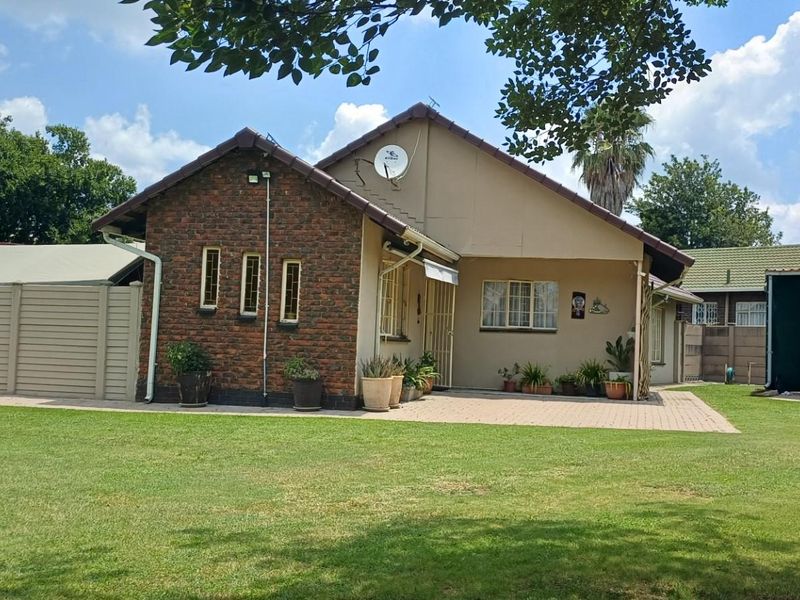 House For Sale in Secunda - Photo 2