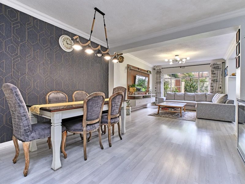 Location, location, location - Photo 9