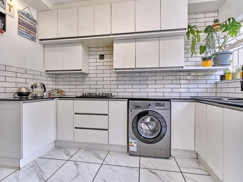 Location, location, location - Photo 7