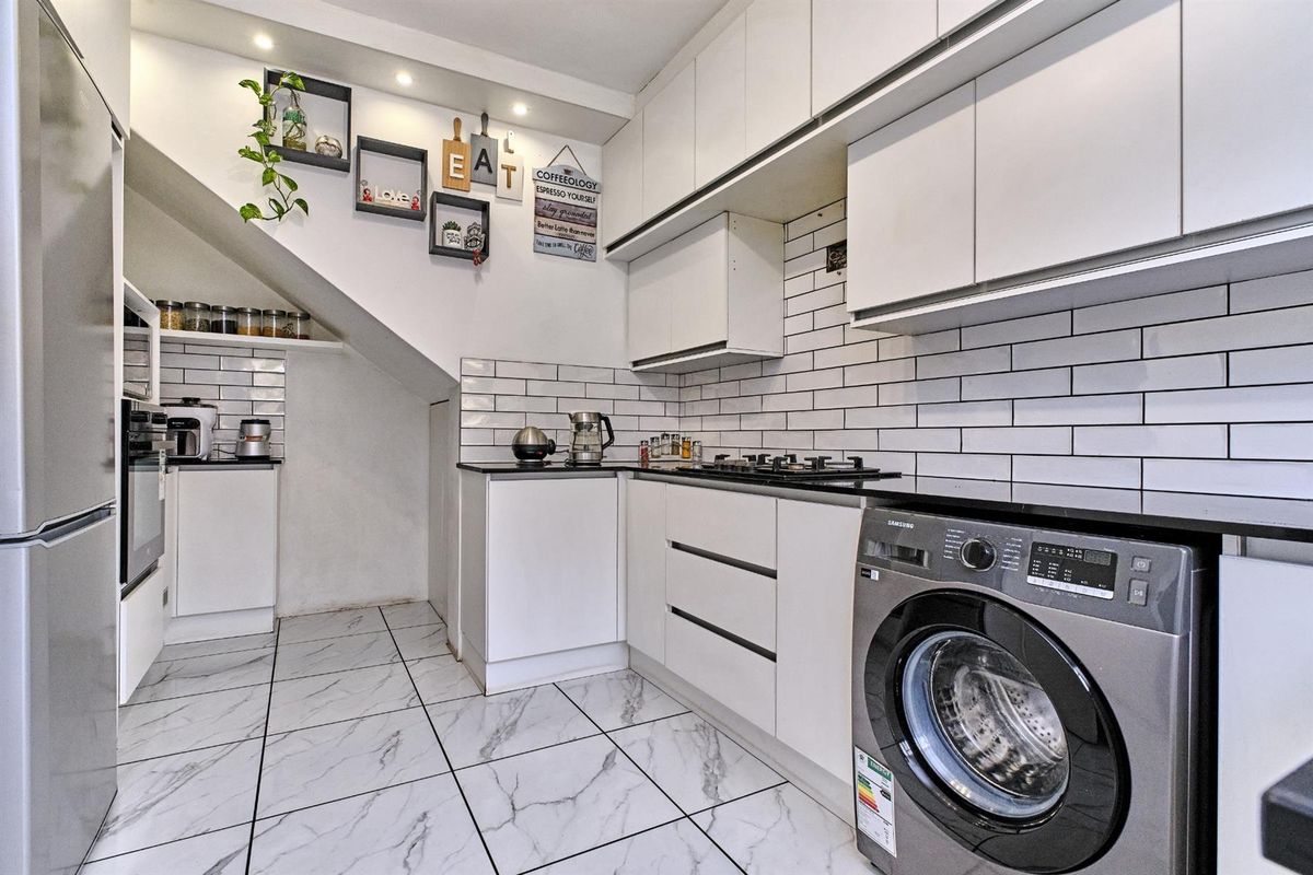 Location, location, location - Photo 5