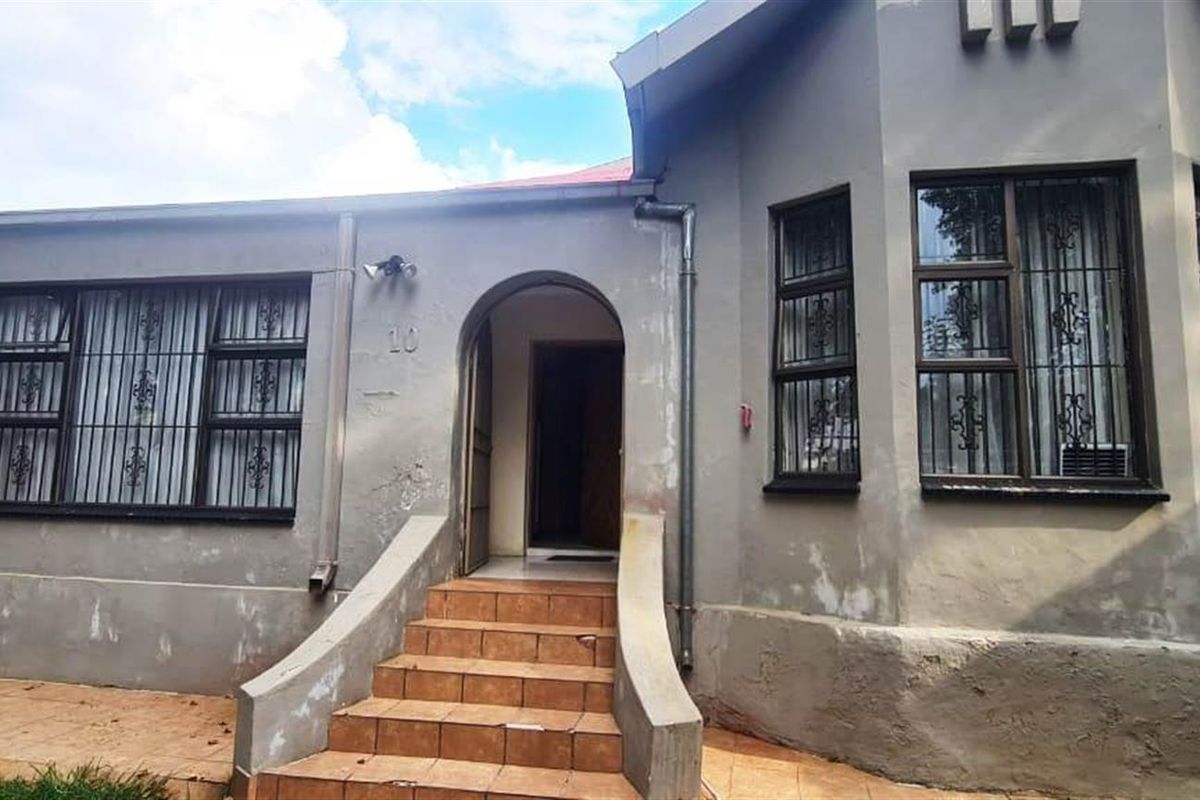 4 Bedroom Duplex House For Sale in Bezuidenhout Valley, Johannesburg - Photo 3