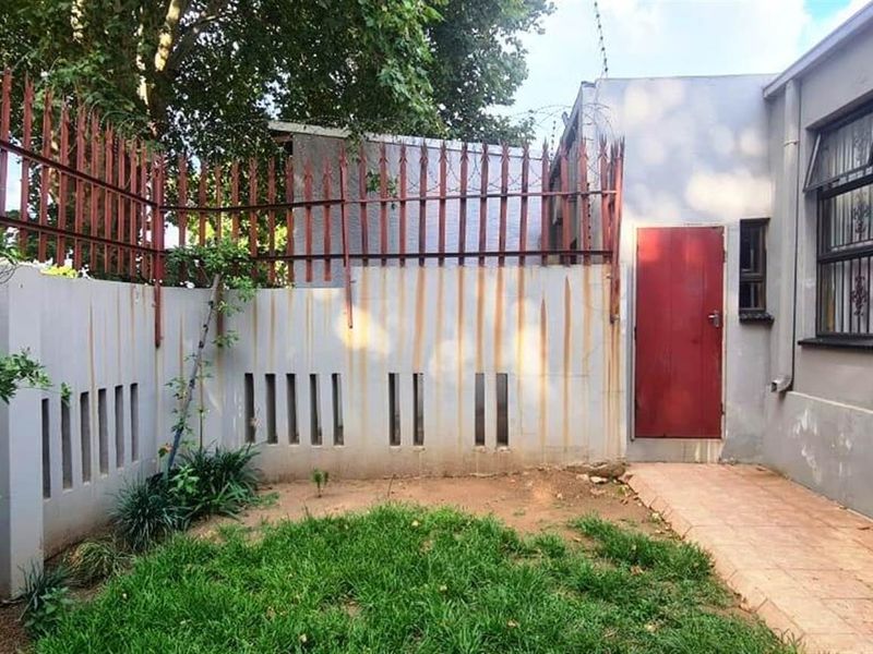 4 Bedroom Duplex House For Sale in Bezuidenhout Valley, Johannesburg - Photo 2