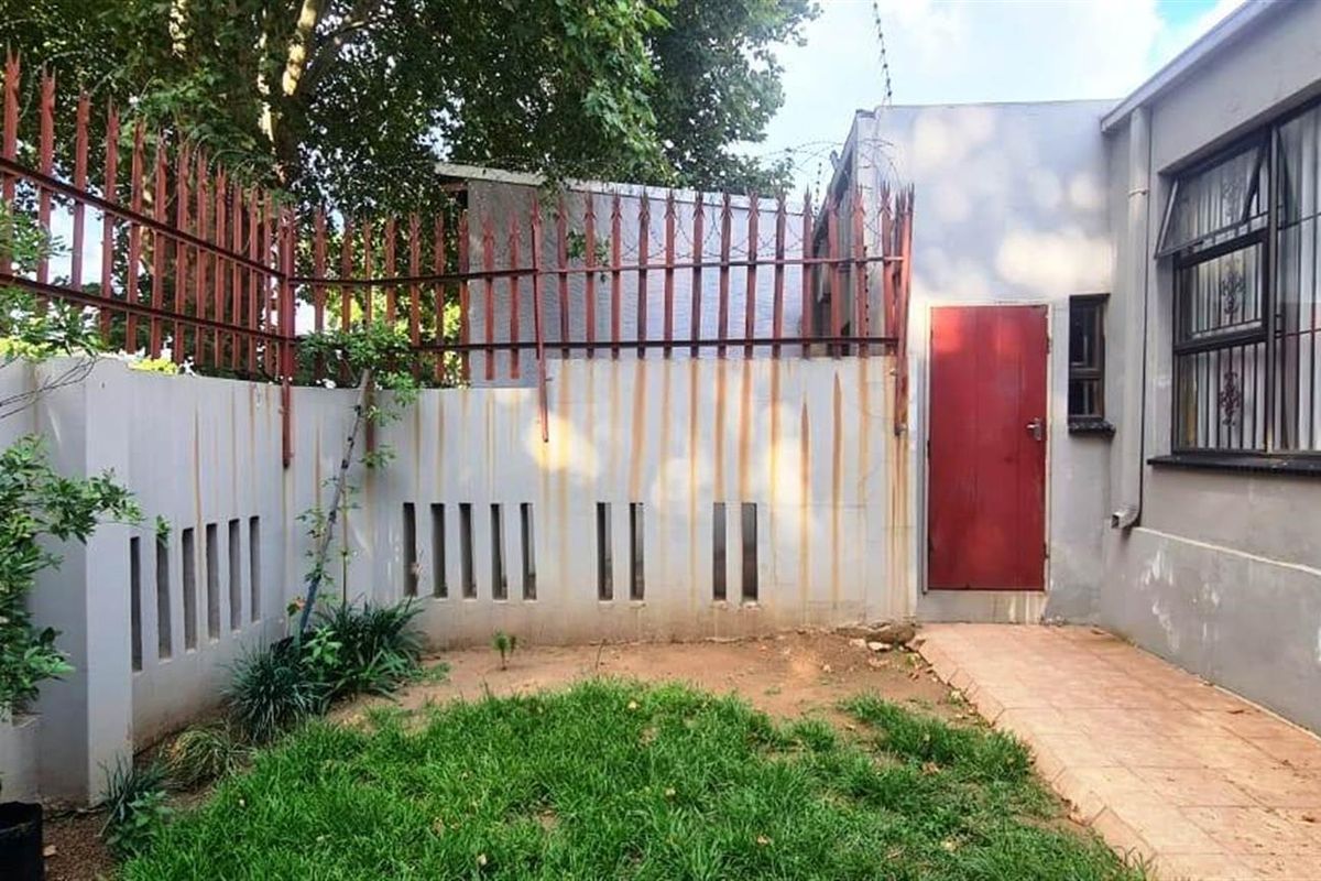 4 Bedroom Duplex House For Sale in Bezuidenhout Valley, Johannesburg - Photo 2