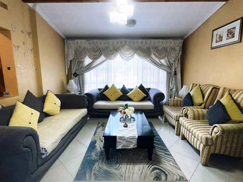 4 Bedroom Duplex House For Sale in Bezuidenhout Valley, Johannesburg - Photo 5