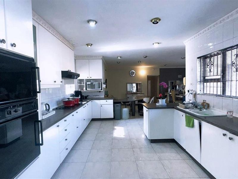 4 Bedroom Duplex House For Sale in Bezuidenhout Valley, Johannesburg - Photo 10