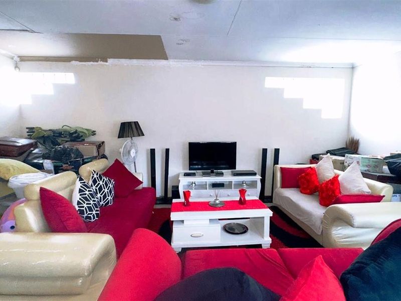 4 Bedroom Duplex House For Sale in Bezuidenhout Valley, Johannesburg - Photo 8