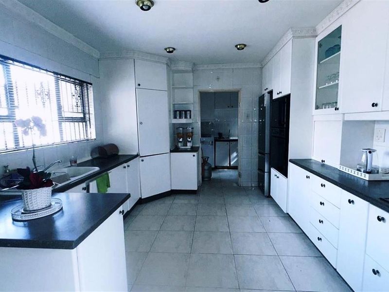 4 Bedroom Duplex House For Sale in Bezuidenhout Valley, Johannesburg - Photo 9