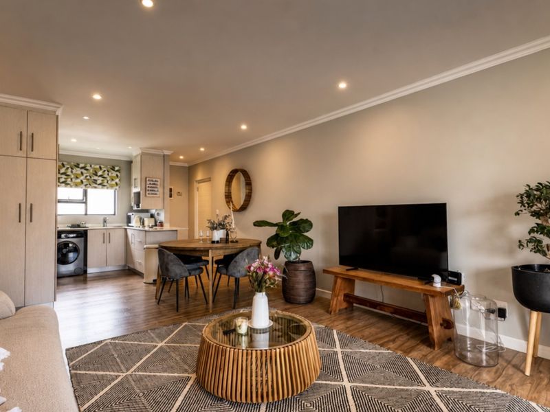 Prime Investment or Lifestyle Apartment in Emberton Estate, Gillitts - Photo 1