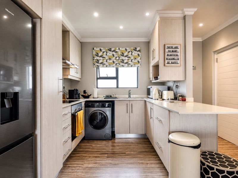Prime Investment or Lifestyle Apartment in Emberton Estate, Gillitts - Photo 10
