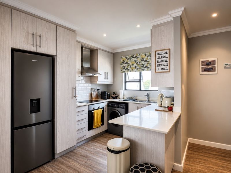 Prime Investment or Lifestyle Apartment in Emberton Estate, Gillitts - Photo 9