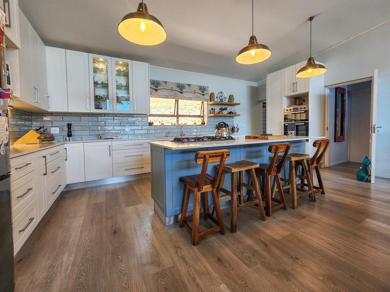 MODERN HOME, TRANQUIL VIEWS. - Photo 9