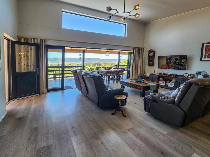 MODERN HOME, TRANQUIL VIEWS. - Photo 7