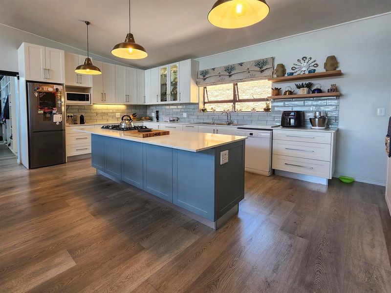 MODERN HOME, TRANQUIL VIEWS. - Photo 10