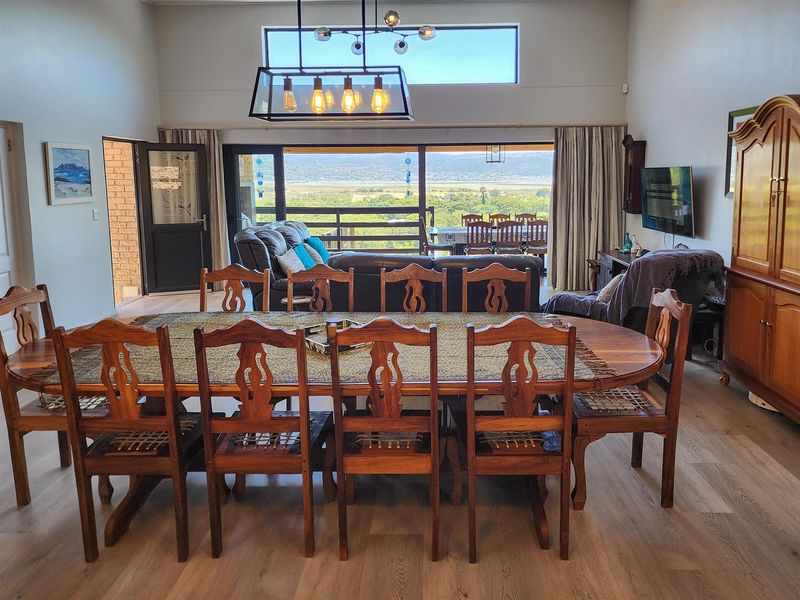 MODERN HOME, TRANQUIL VIEWS. - Photo 8