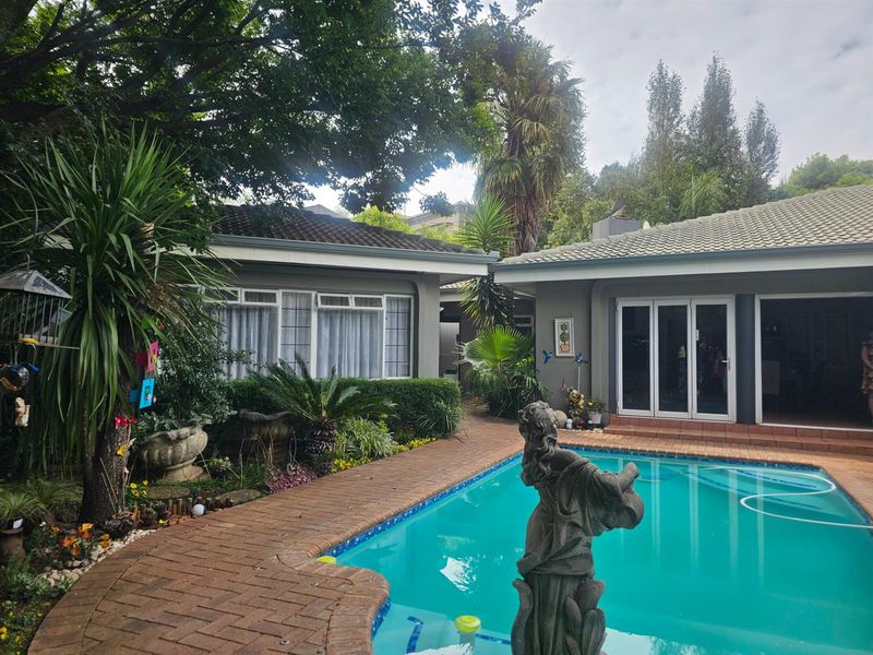 Perfect address. House with a granny flat. - Photo 2