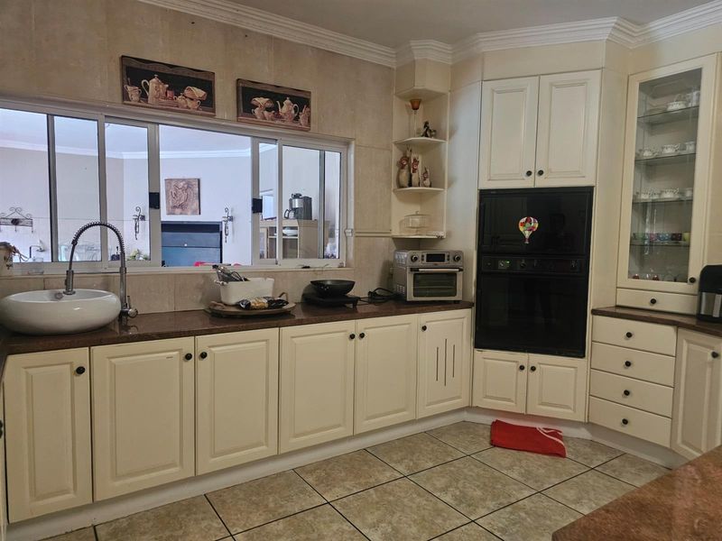 Perfect address. House with a granny flat. - Photo 10