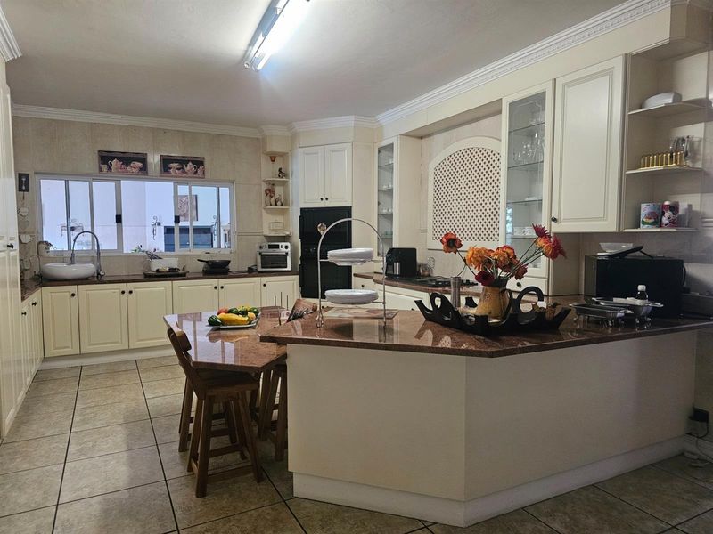 Perfect address. House with a granny flat. - Photo 8