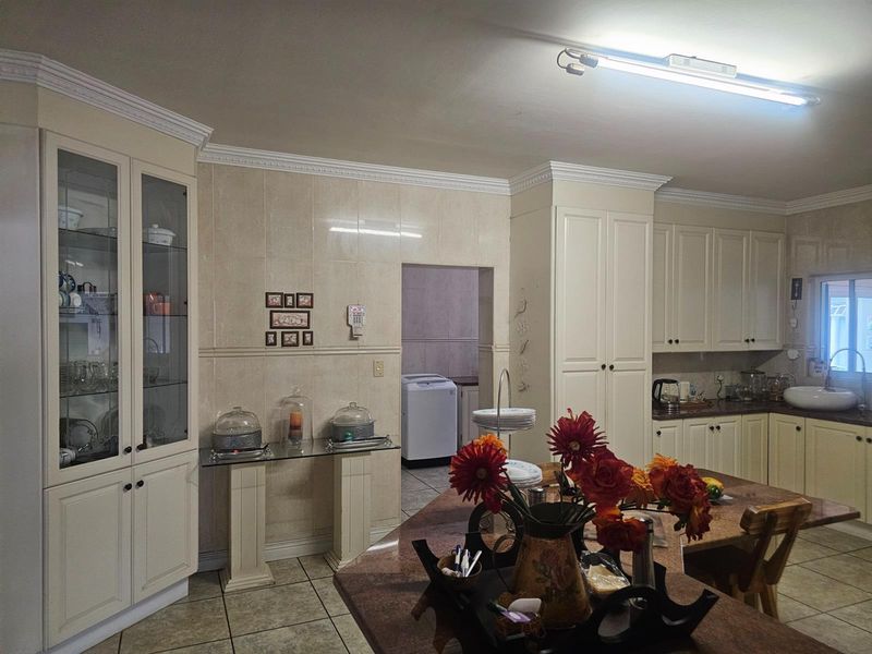 Perfect address. House with a granny flat. - Photo 9