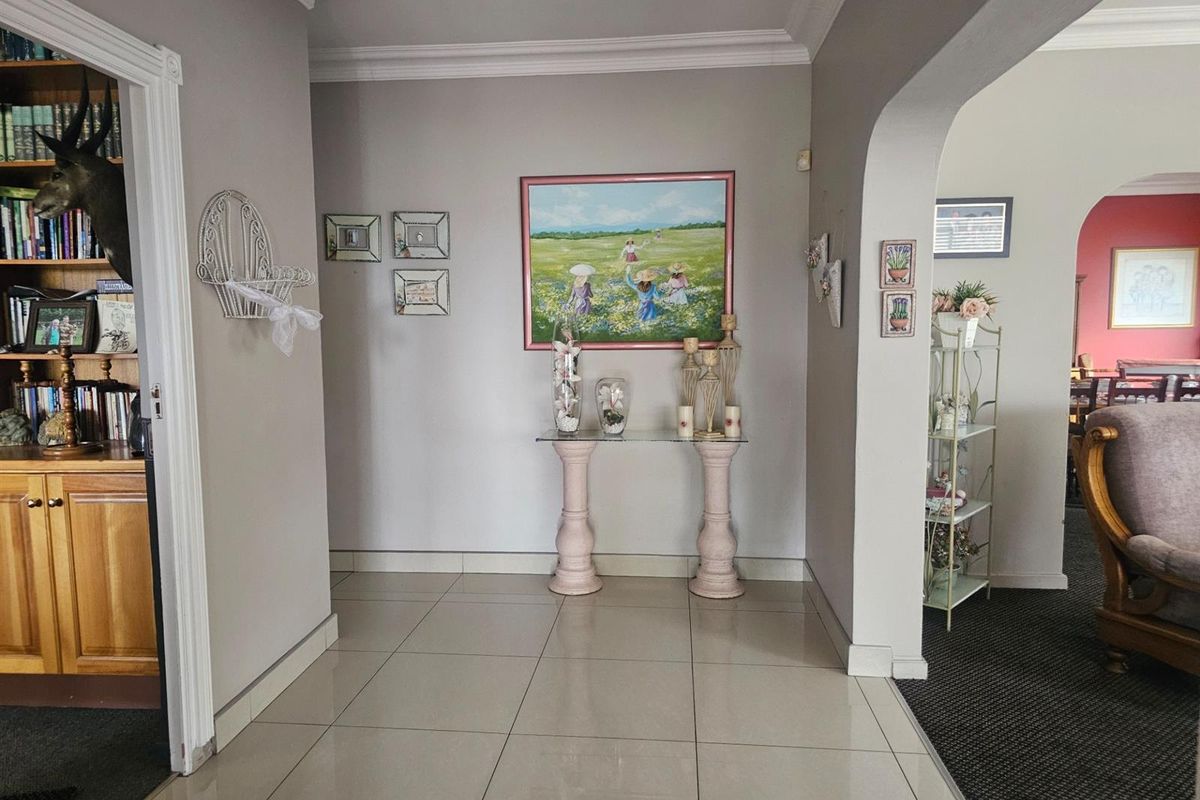 Perfect address. House with a granny flat. - Photo 3