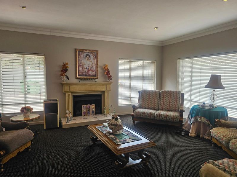 Perfect address. House with a granny flat. - Photo 4