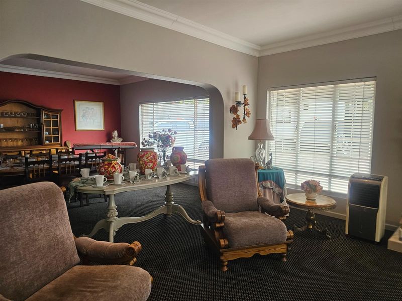 Perfect address. House with a granny flat. - Photo 5