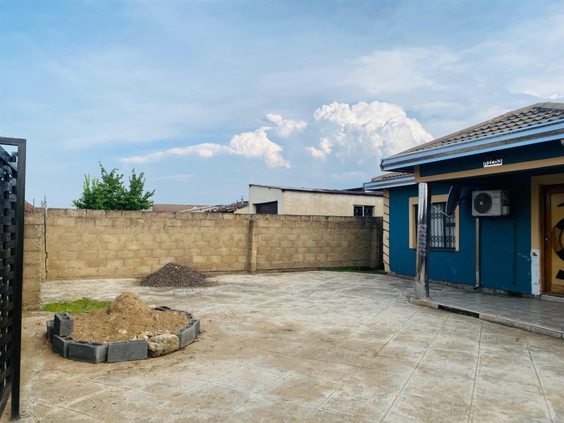 House for sale Madadeni section 7 - Photo 5