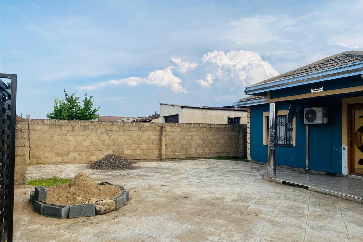 House for sale Madadeni section 7 - Photo 5