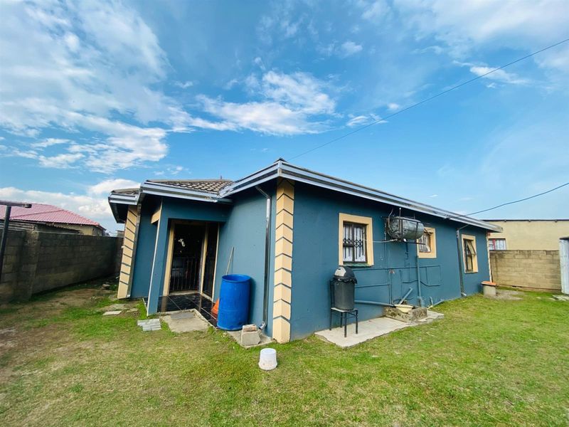 House for sale Madadeni section 7 - Photo 2