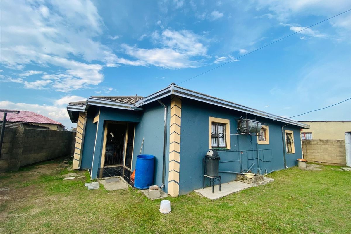 House for sale Madadeni section 7 - Photo 2