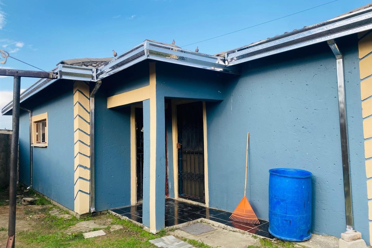 House for sale Madadeni section 7 - Photo 3