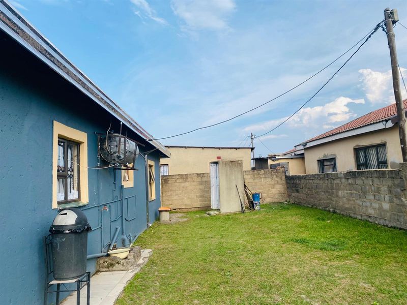 House for sale Madadeni section 7 - Photo 6