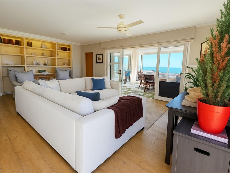 Penthouse Apartment For Sale in Harbour Island, Gordons Bay - Photo 2