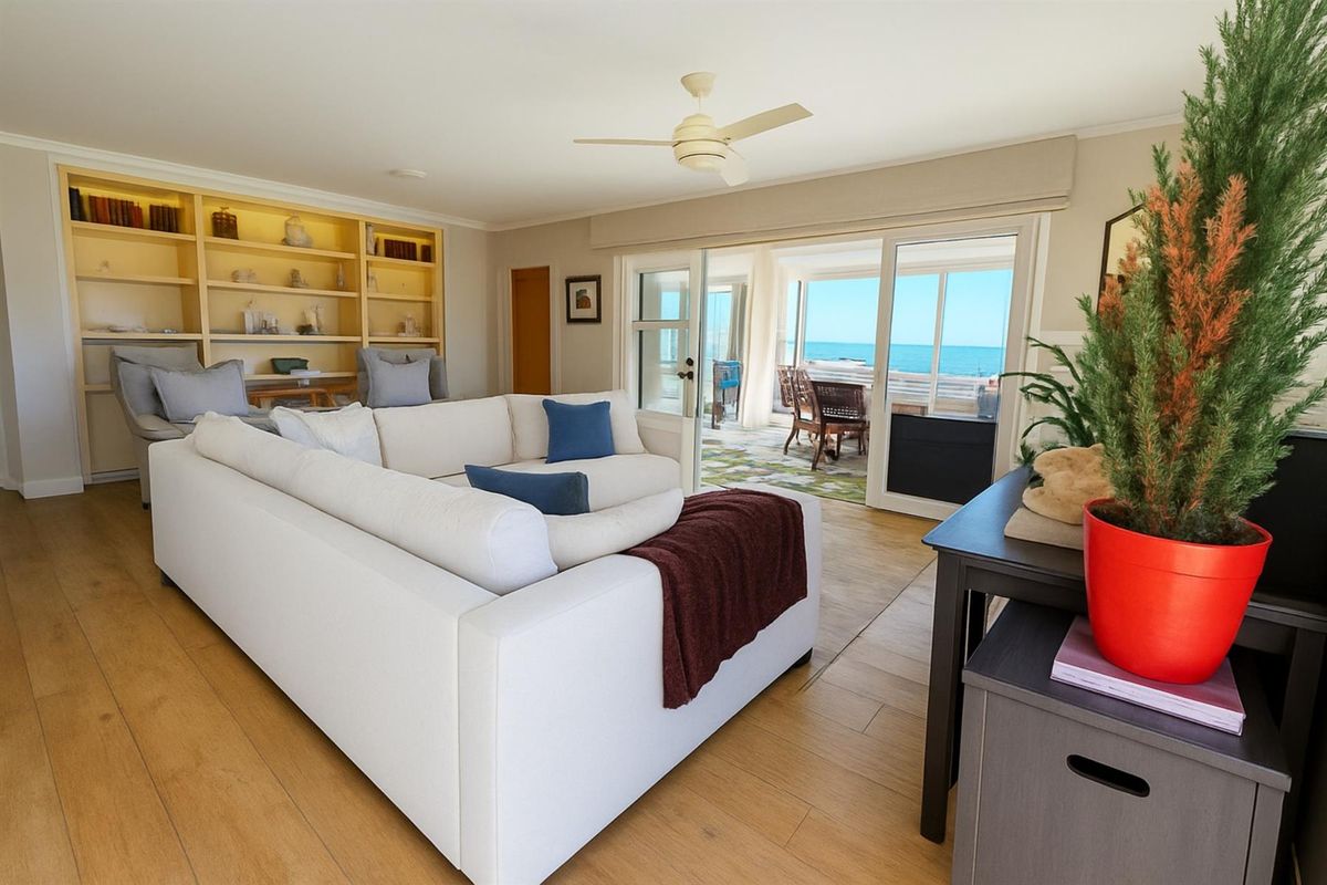Penthouse Apartment For Sale in Harbour Island, Gordons Bay - Photo 2