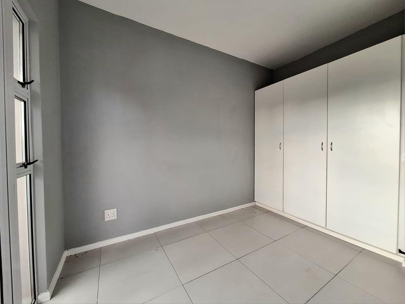 Spacious Corner 3 Bedroom Apartment | Sheffield Manor Estate - Photo 9