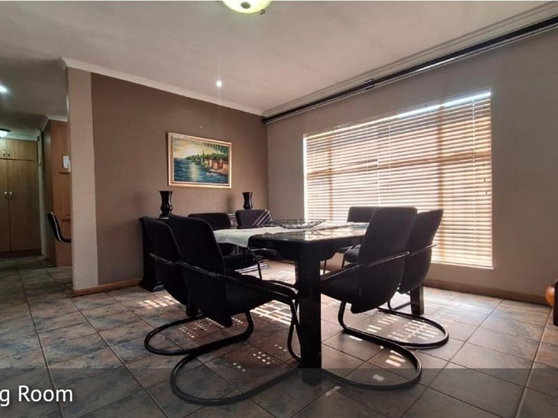 Spacious four Bedroom Family Home with Pool and Study in Secunda - Photo 10
