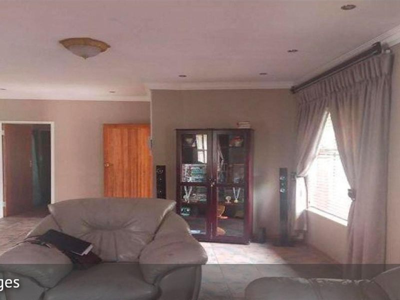 Spacious four Bedroom Family Home with Pool and Study in Secunda - Photo 9