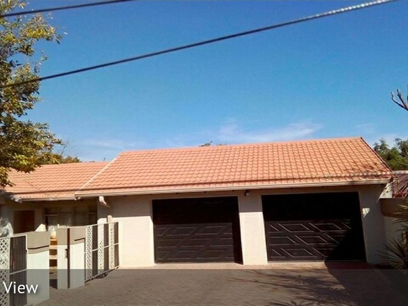 Spacious four Bedroom Family Home with Pool and Study in Secunda - Photo 4