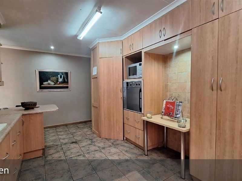 Spacious four Bedroom Family Home with Pool and Study in Secunda - Photo 5