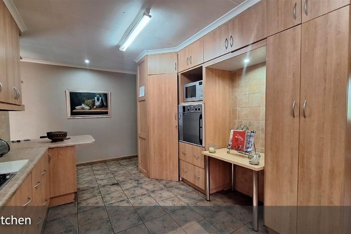 Spacious four Bedroom Family Home with Pool and Study in Secunda - Photo 5