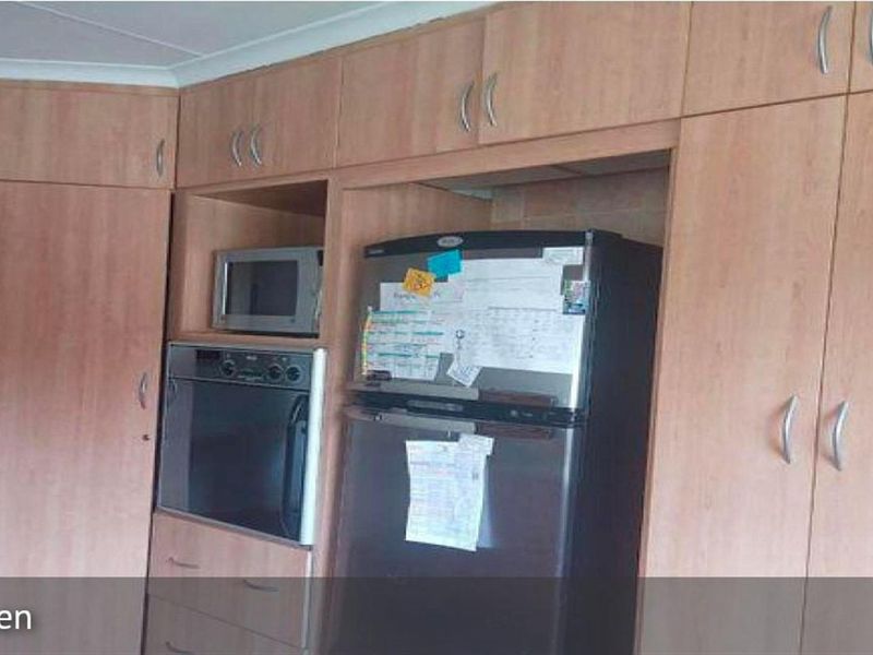 Spacious four Bedroom Family Home with Pool and Study in Secunda - Photo 6