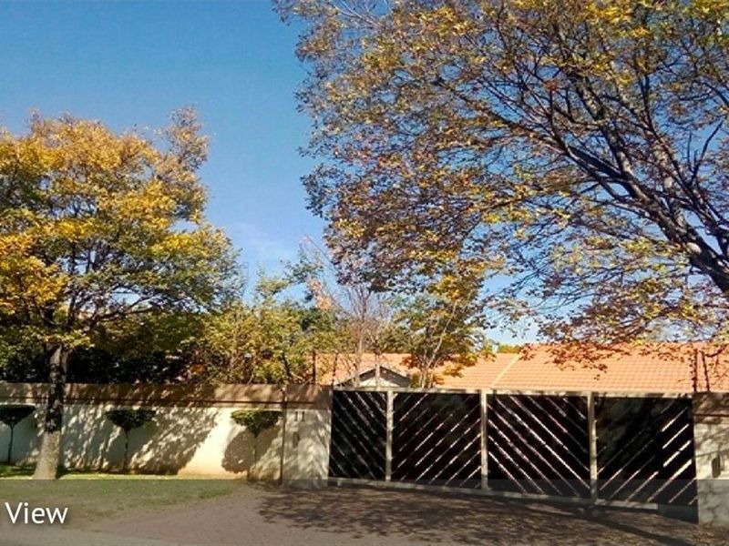 Spacious four Bedroom Family Home with Pool and Study in Secunda - Photo 2