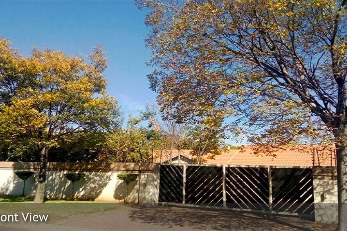 Spacious four Bedroom Family Home with Pool and Study in Secunda - Photo 2