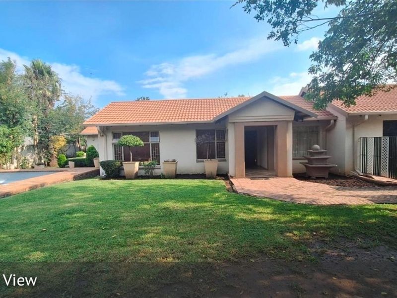 Spacious four Bedroom Family Home with Pool and Study in Secunda - Photo 3