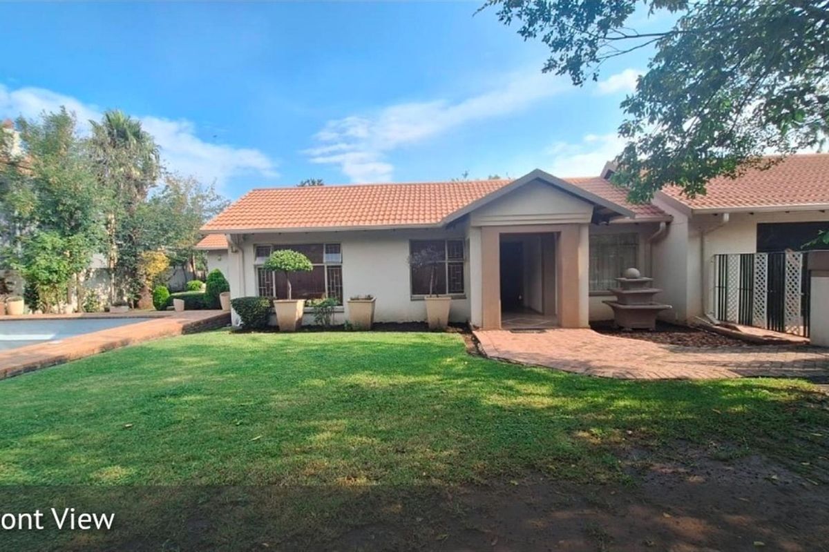 Spacious four Bedroom Family Home with Pool and Study in Secunda - Photo 3