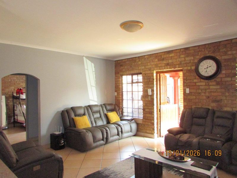 Townhouse For Sale in Bronkhorstspruit - Photo 3