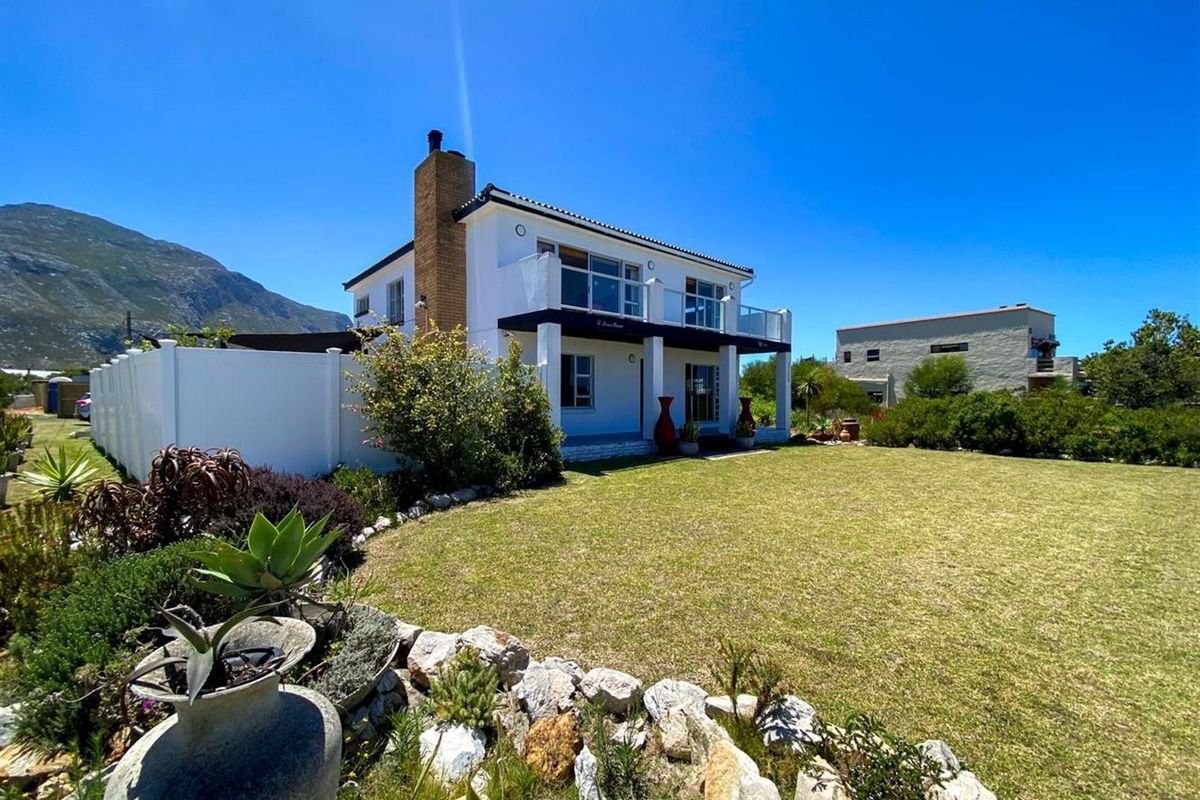 Versatile Dual-Living Beach Home | Corner Stand with Greenbelt Views | Walk to Silversands Beach - Photo 2