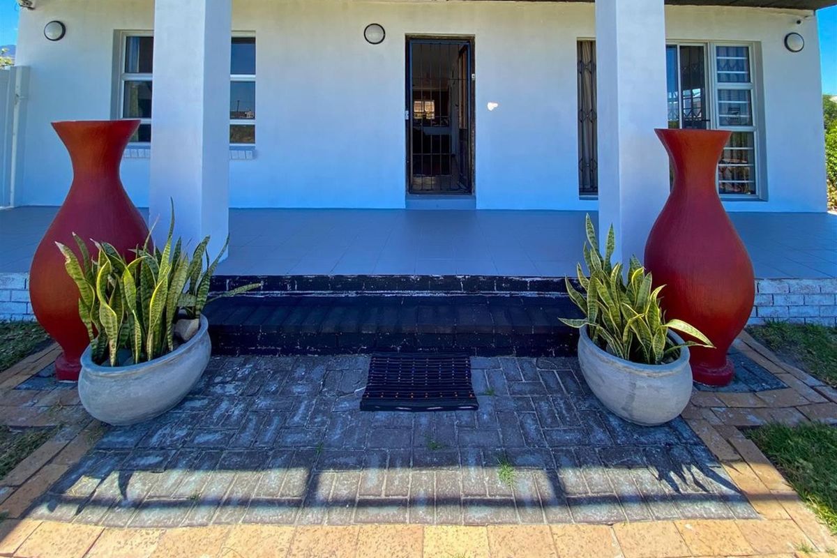 Versatile Dual-Living Beach Home | Corner Stand with Greenbelt Views | Walk to Silversands Beach - Photo 3