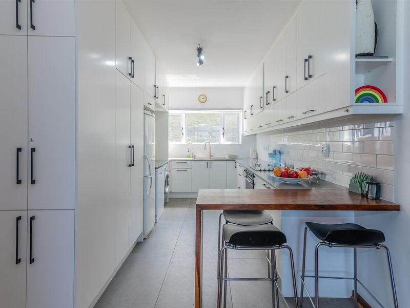 Spacious 3 bed contemporary apartment with spectacular sea views. - Photo 9