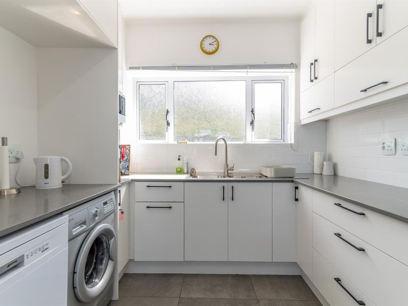 Spacious 3 bed contemporary apartment with spectacular sea views. - Photo 9