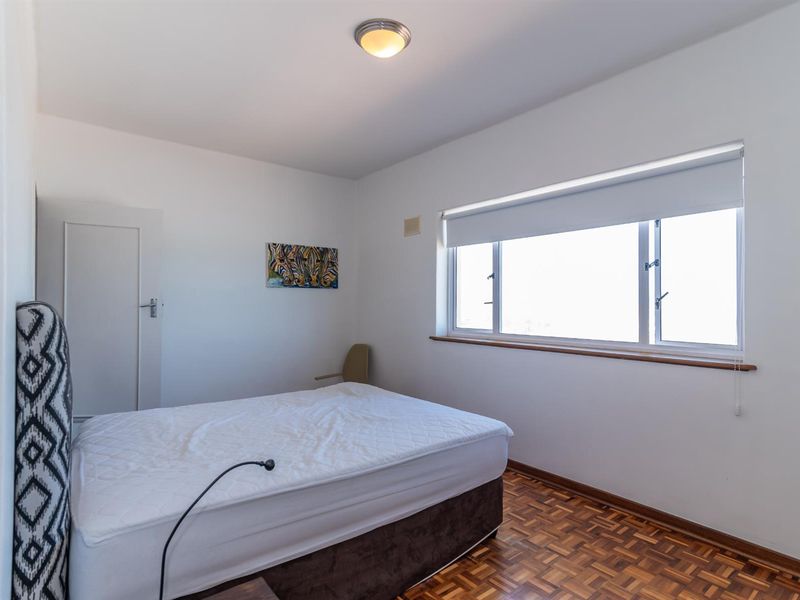Spacious 3 bed contemporary apartment with spectacular sea views. - Photo 10